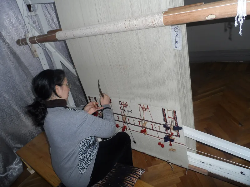 Tissage et restauration d’un tapis à la main dans notre atelier